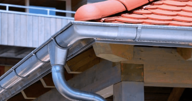 Changement de gouttières et faîtage & Zinguerie